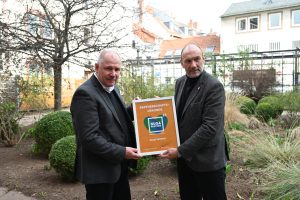 Übergabe der Partnerurkunde: Oberbürgermeister Adolf Kessel (l.) übernahm die Urkunde von BUGA 23-Geschäftsführer Michael Schnellbach. 